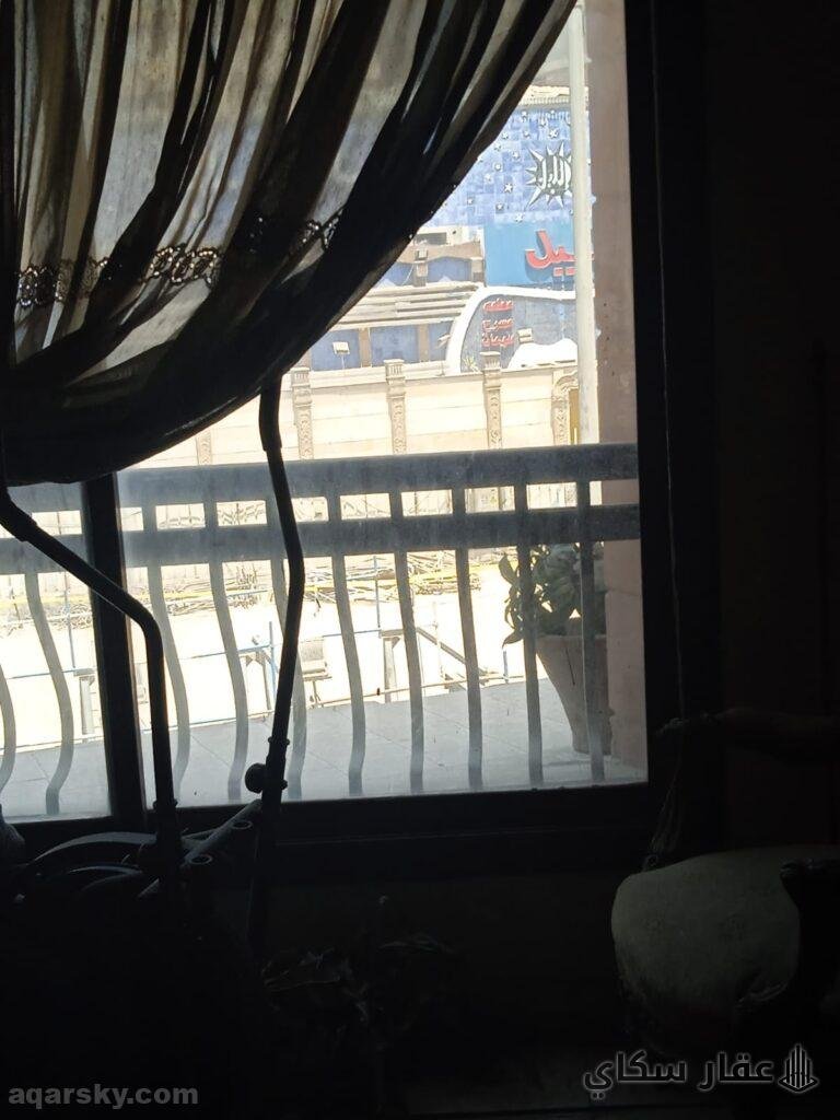 شقه للايجار تطل على شارع الهرم مباشره