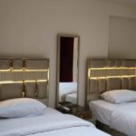 شقه للايجار بالمهندسين بشارع رئيسي فرش راقي جدا