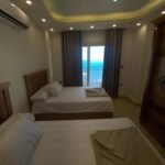 شقة مصيفية فاخرة تقع في الصف الأول على البحر