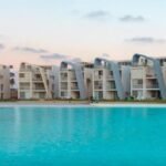 شاليه بالباقي علساحل الشمال في راس الحكمه بقدم 10%و الباقي علي 8 سنين