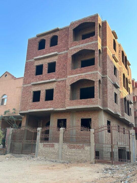 عمارة سكنية للبيع بجنوب الاحياء تقسيم 33 فدان مساحة الارض 260