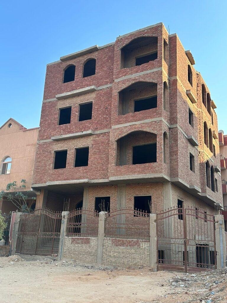 عمارة سكنية للبيع بجنوب الاحياء تقسيم 33 فدان مساحة الارض 260