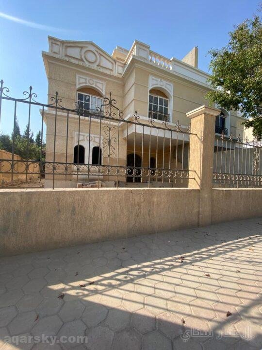 فيلا للبيع بالشيخ زايد كمبوند مون لاند علي شارع النزهة الرئيسي