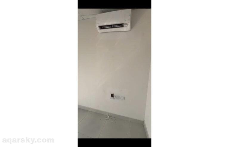 عيادة للايجار تشطيب كامل بالتكيفات منطقة سكنية التجمع الاول