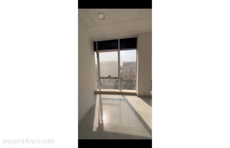 عيادة للايجار تشطيب كامل بالتكيفات منطقة سكنية التجمع الاول