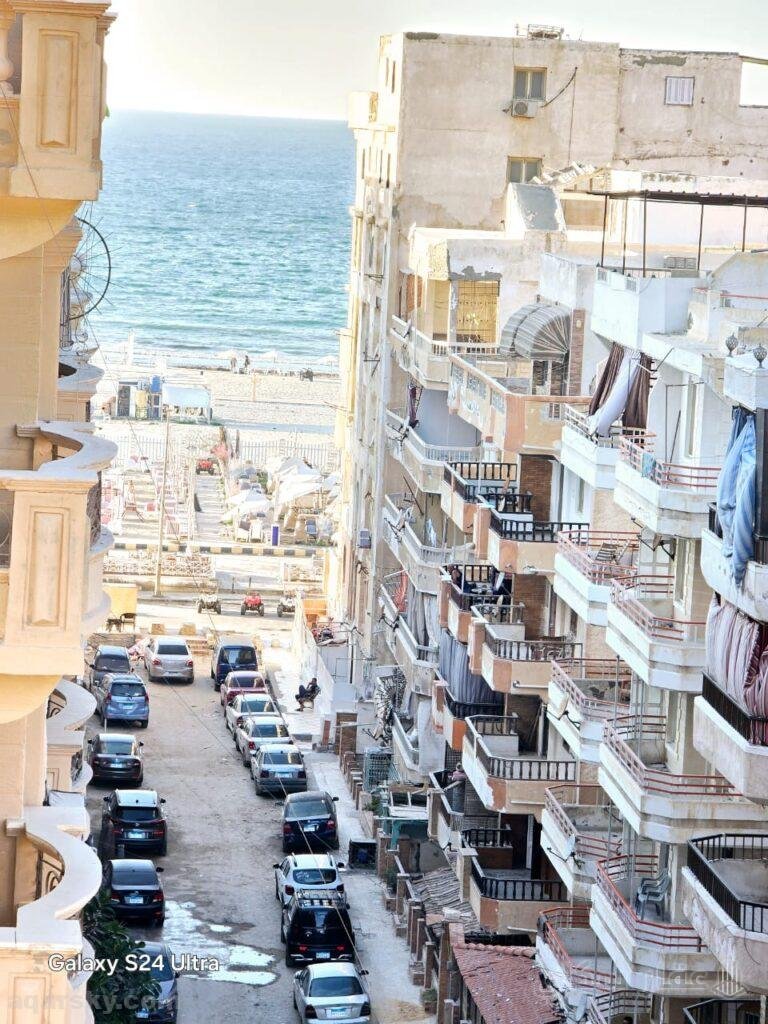 شقة 85م متشطبة بالعجمي على البحر في أول الساحل الشمالي