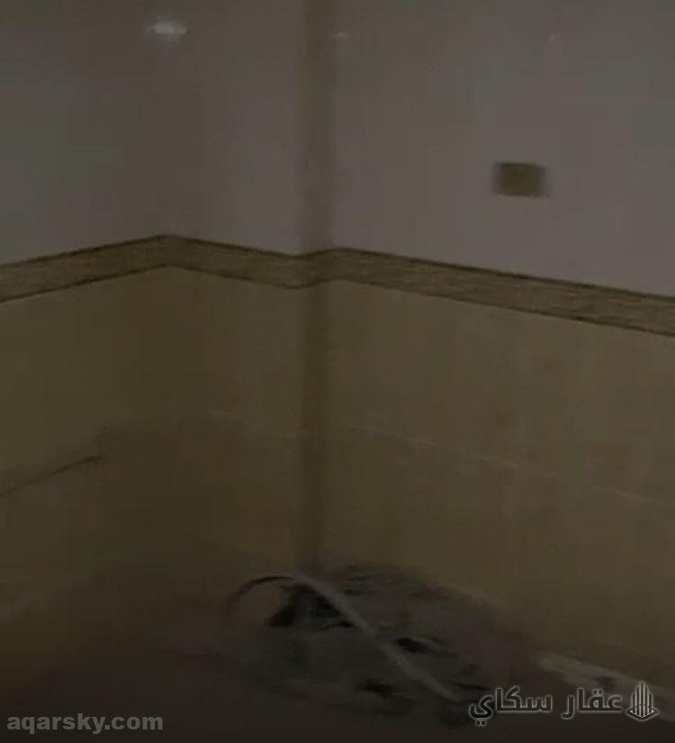 شقة للبيع نصف تشطيب الحمام والمطبخ تشطيب كامل