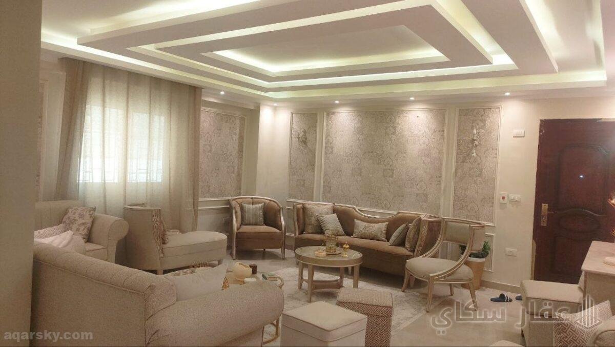 شقة أرضي مرتفع بجاردن بالتجمع الأول بفيلات الياسمين2