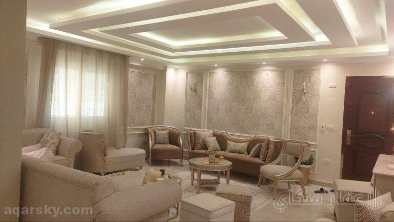 شقة أرضي مرتفع بجاردن بالتجمع الأول بفيلات الياسمين2