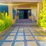 شقه ارضي مرتفع بمدخل خاص بالمقطم