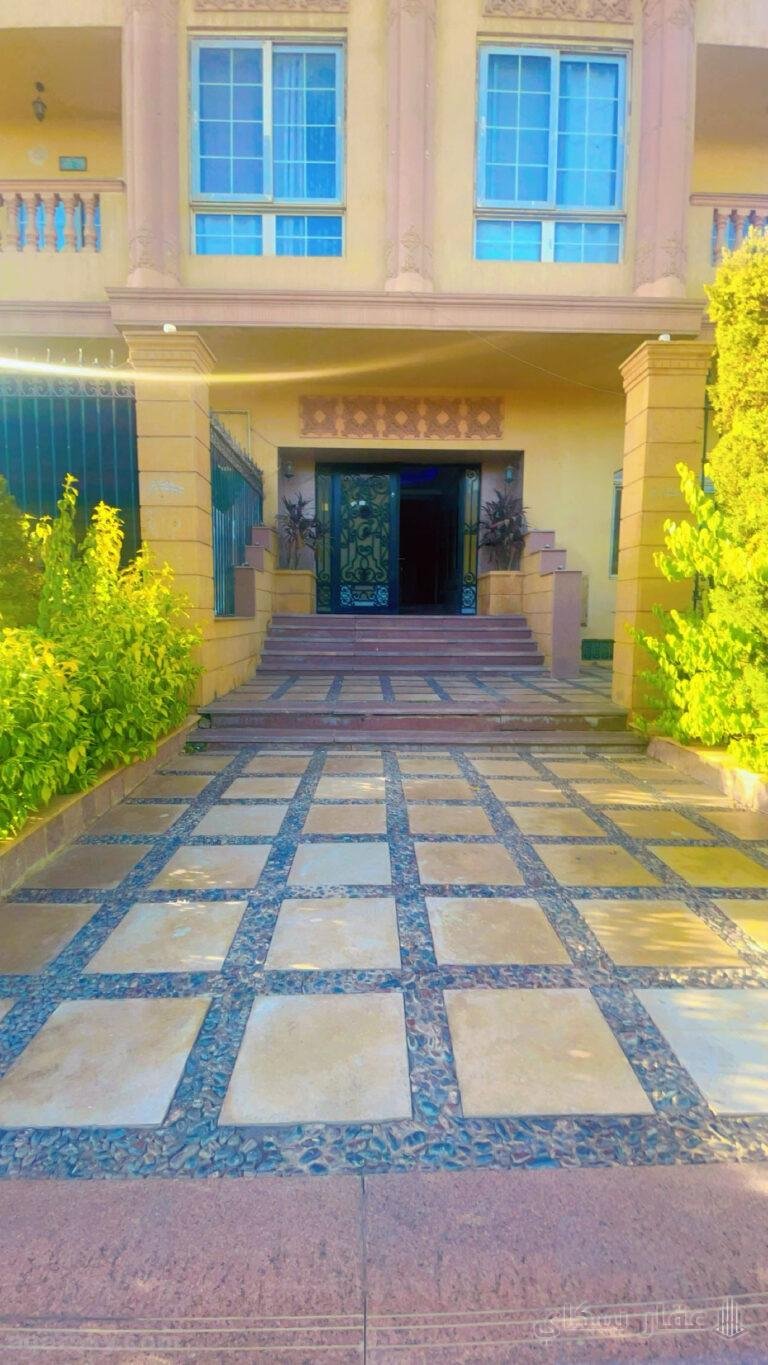 شقه ارضي مرتفع بمدخل خاص بالمقطم