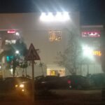 شقة للايجار سوبر لوكس موقع مميز علي الشارع الرئيسي أمام مزار مول