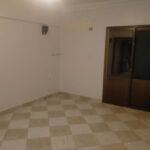 شقة للايجار سوبر لوكس موقع مميز علي الشارع الرئيسي أمام مزار مول