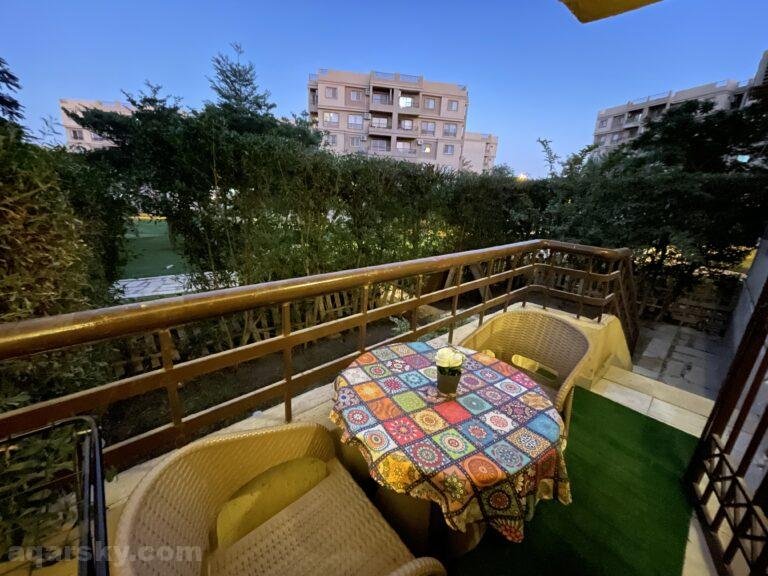 شقه للايجار مفروش بحديقه بمدينتي 103 متر