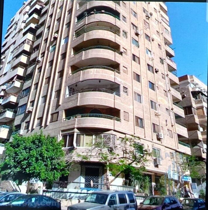 شارع عبد الستار دياب مدينة نصر متفرع من عباس العقاد امام الحديقة الدولية