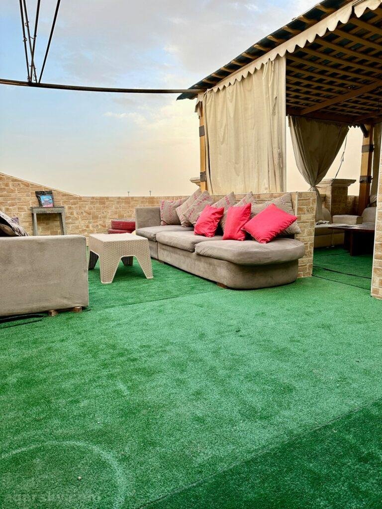 روف مفروش فندقي للايجار خطوات من water way