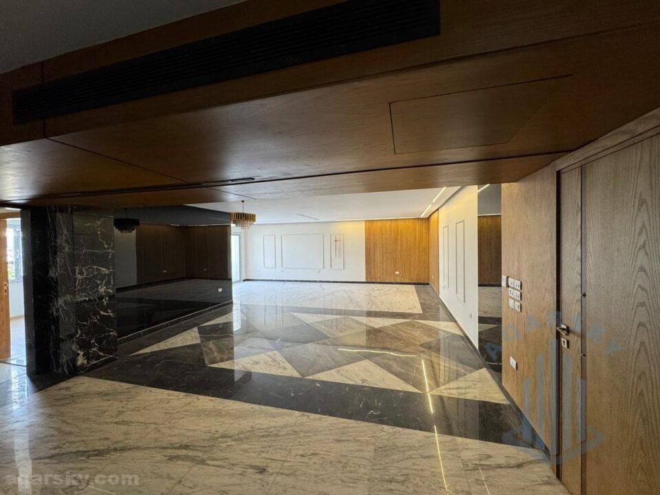 شقة للايجار نص فرش بالمطبخ والتكيفات في كمبوند الهايد بارك بالتجمع الخامس