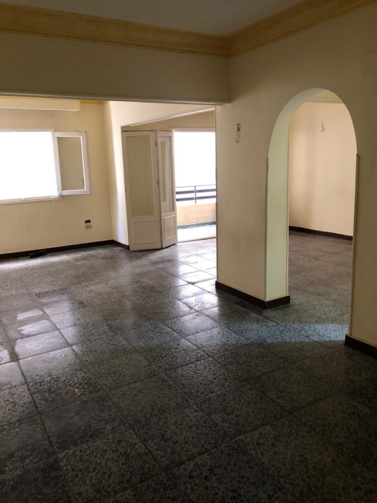 شقه للبيع بموقع مميز مدينة نصر شارع معز الدولة الموازي لأبو داود الظاهري