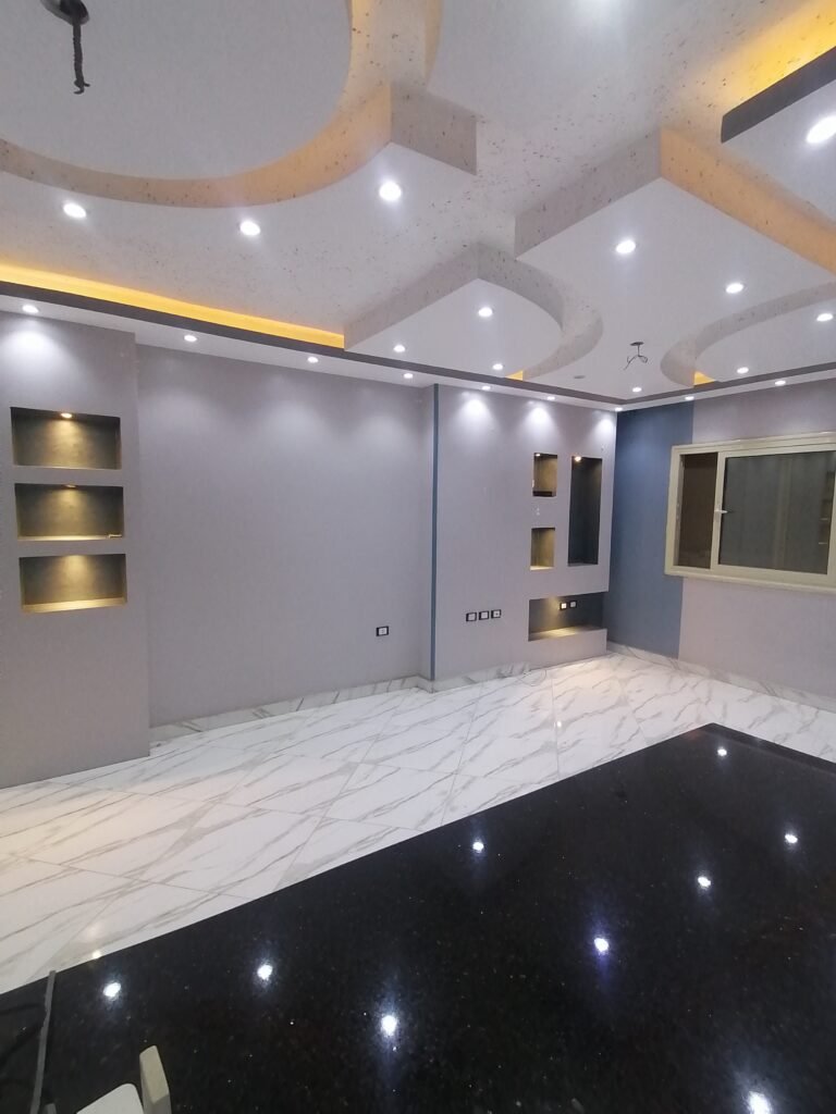 شقة جديدة بالكامل موقع مميز جدا بمنطقة ط تشطيب مهندس ديكور بمطبخ جديد تم تركيبة اليوم وموقد بلت ان إيطالى