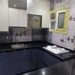 شقة جديدة بالكامل موقع مميز جدا بمنطقة ط تشطيب مهندس ديكور بمطبخ جديد تم تركيبة اليوم وموقد بلت ان إيطالى