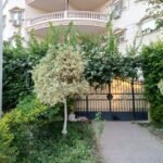 شقة سكنية للإيجار دور أرضي مرتفع على جنينة 340م في جنوب الأكاديمية