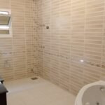 شقة سكنية للإيجار دور أرضي مرتفع على جنينة 340م في جنوب الأكاديمية