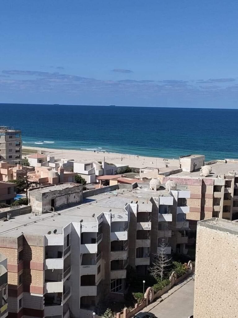 🏖️ شقة تطل على البحر مباشرة في منتجع لامير