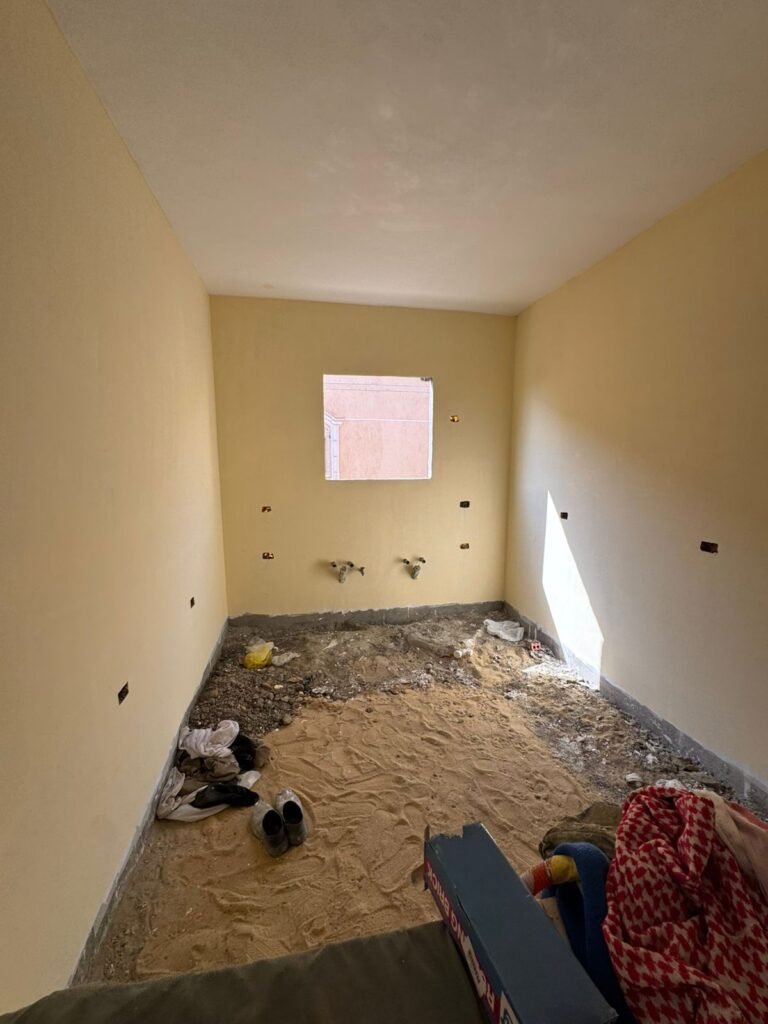 شقه للبيع 210م بالحى الرابع مدينة العبور بجوار خط 10 دقائق على كارفور