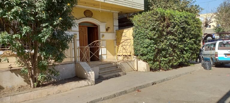 دوبلكس أرضى ببدروم بحديقة ناصية للإيجار بموقع شديد التميز بالمعادى