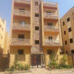 شقة دور ارضي بحديقة خاصة بالحي المتميز – مدينة بدر – كهرباء – مياه .
