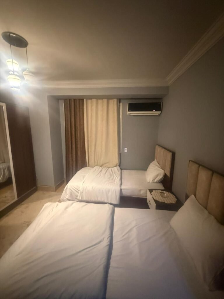 شقه مفروشه للايجار بارقي احياء المهندسين بمساحة 220 متر