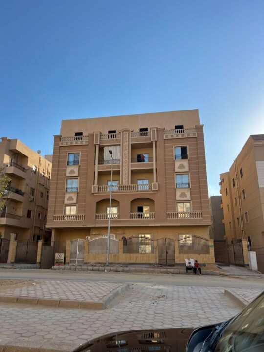 فرصة ممتازة للسكن أو الاستثمار فى موقع استراتيجي في مدينة الشروق استلام فوري