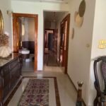 شقة مشمسة مساحة ٢٠٠ متر مفروشة ومجهزة بالاجهزة الكهربائية و التكيفات و النت تيلفون خاص بالوحدة