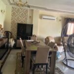 شقة مشمسة مساحة ٢٠٠ متر مفروشة ومجهزة بالاجهزة الكهربائية و التكيفات و النت تيلفون خاص بالوحدة