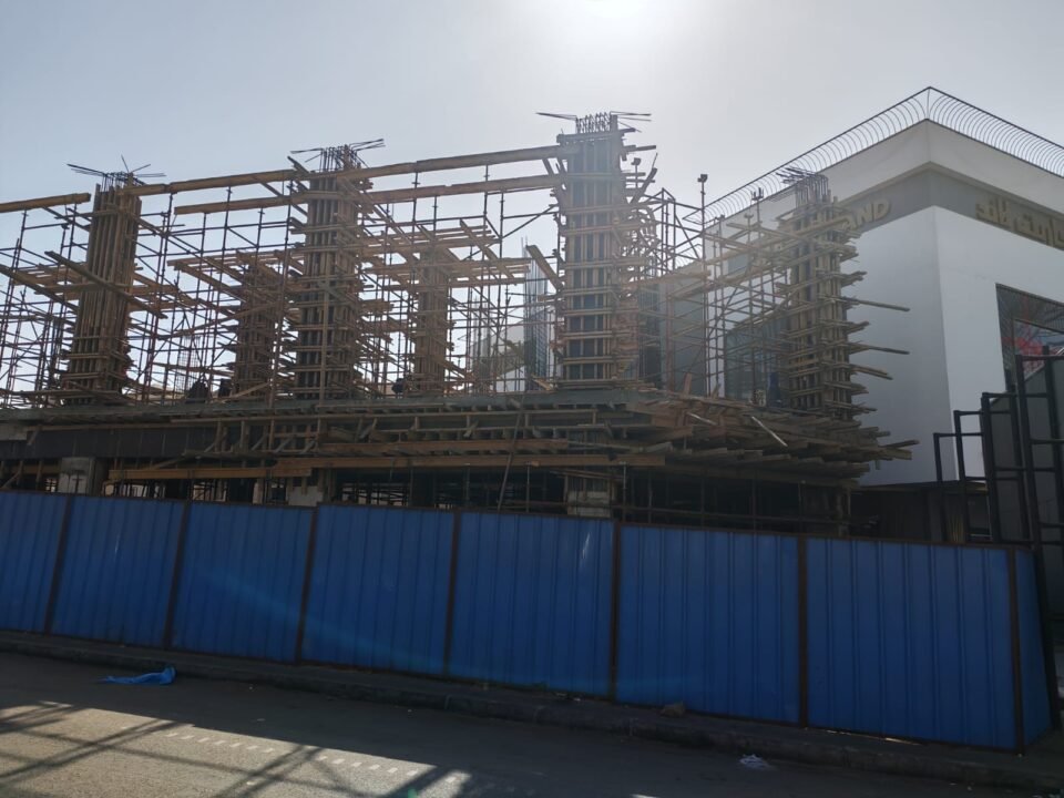 للبيع محل تجاري واجهه علي محور جمال عبدالناصر مباشره في القاهره الجديده استلام2026م تقسيط