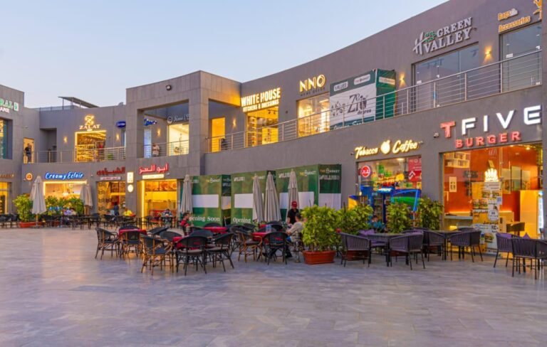 محل دور ارضي ستريت ليفل علي محور جمال عبد الناصر مباشره مساحه 76 م + 24 م اوت دور استلام وتشغيل اقل من سنه