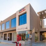 محل دور ارضي ستريت ليفل علي محور جمال عبد الناصر مباشره مساحه 76 م + 24 م اوت دور استلام وتشغيل اقل من سنه