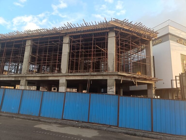 للبيع اخرمحل تجاري دور ارضي ستريت ليفل ف القاهره الجديده استلام سنه