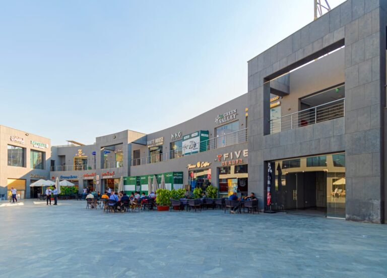 محل دور ارضي للايجار في القاهره الجديده علي محور جمال عبدالناصر التجمع الخامس