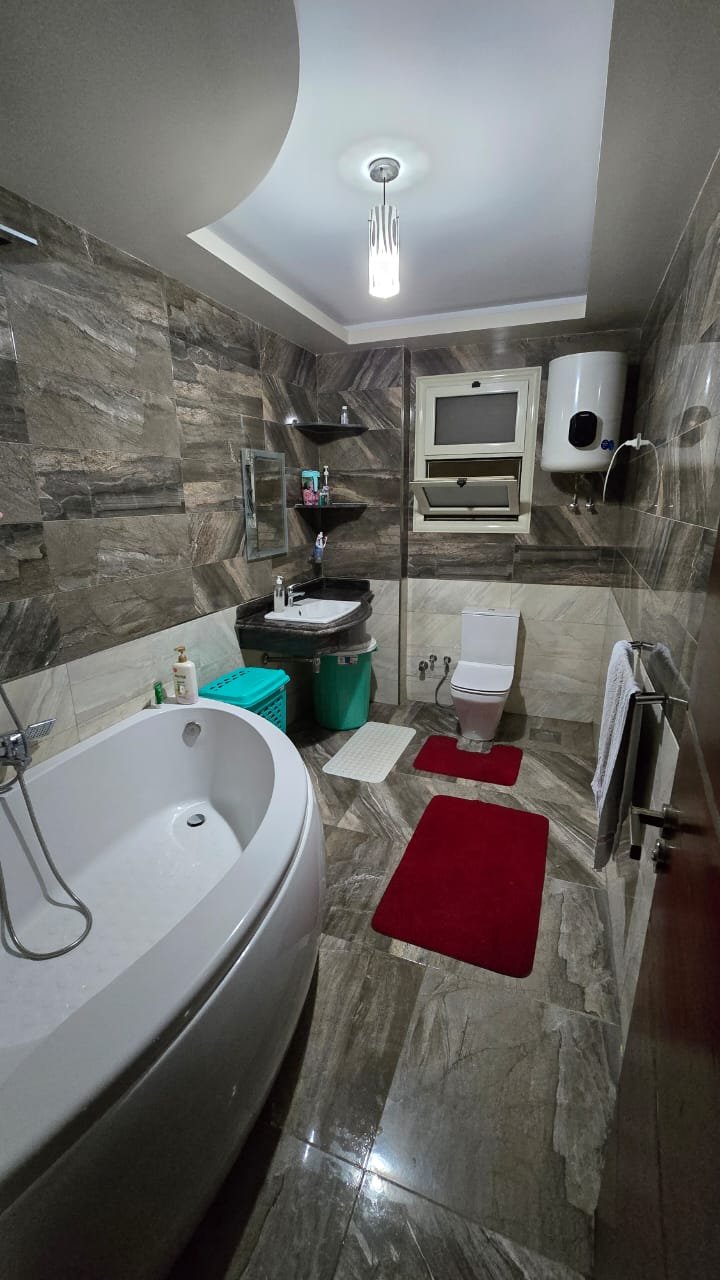 شقة في افضل المناطق بالتشطيب الفاخر في مدينة الشروق!