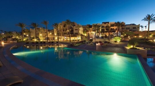 قرية ازورا ريزورت سهل حشيش 