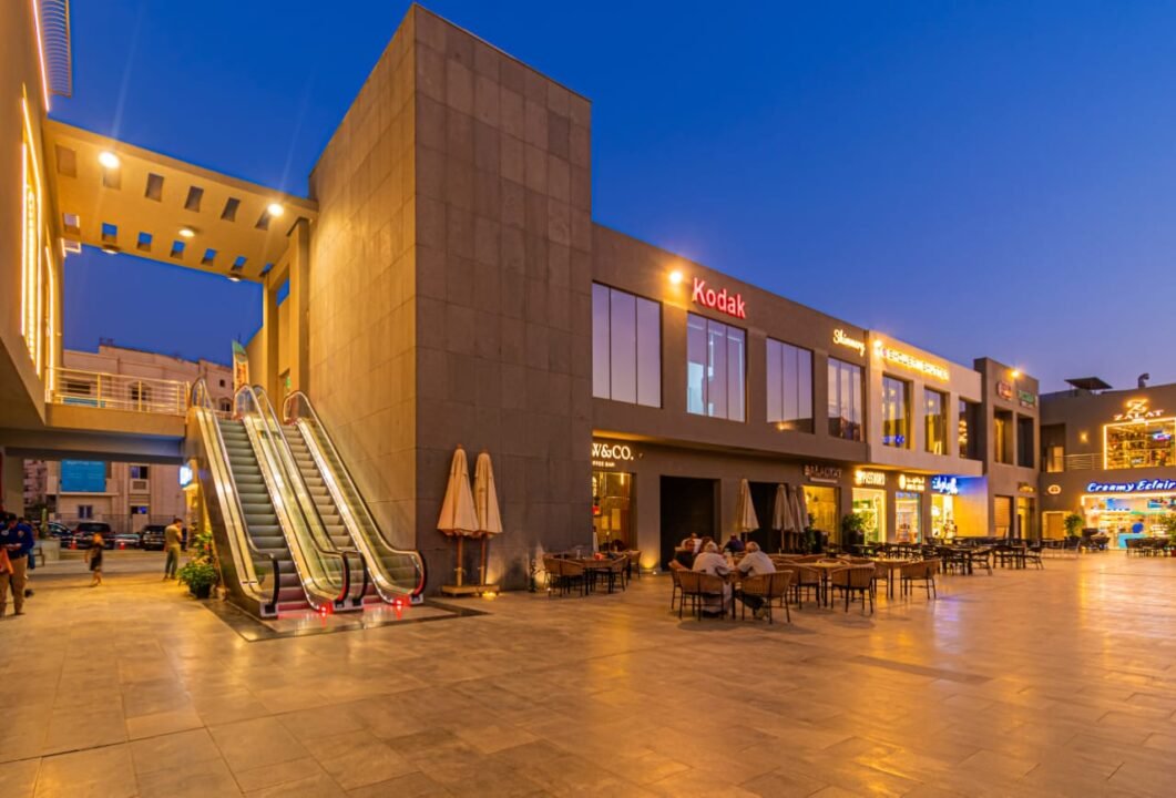 محل تجاري للايجار – في مول THE MARKET -القاهرة الجديدة