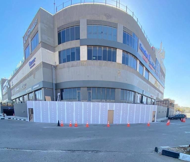 📢 فرصة استثمارية استثنائية بالتجمع الأول | معرض للبيع بموقع استراتيجي على طريق السويس مباشر