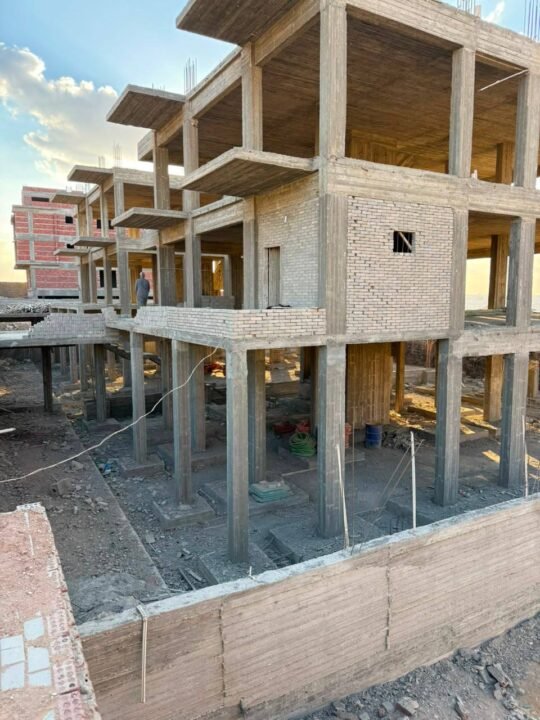 قطعة لا تتكرر على هضبة الخمائل – إطلالة بانورامية على الشيخ زايد بالكامل 585 م²