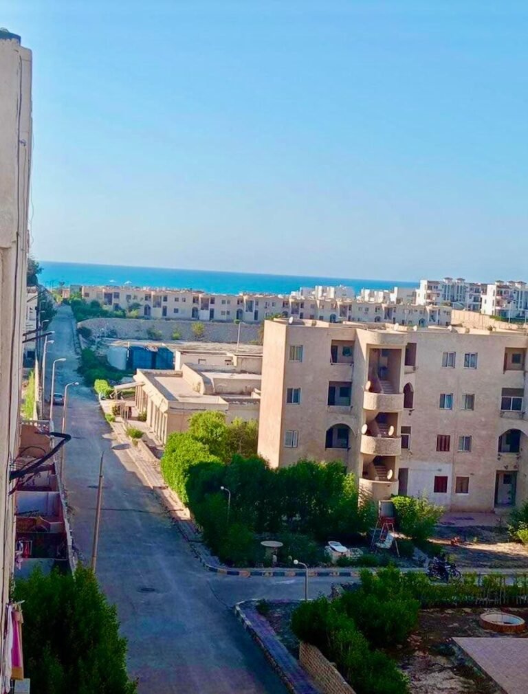 شقه للبيع فيو بحر بالساحل الشمالي
