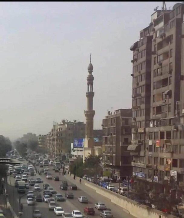 مكتب للايجار بيطل ع شارع الهرم الرئيسي وامام محطه مترو الجيزه بسعر 8000 جنيه