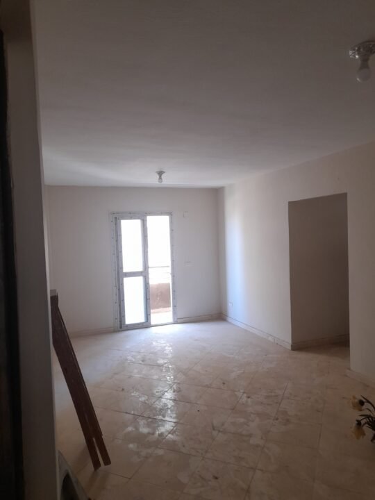 شقه في حدائق اكتوبر ال 266 عماره 90 متر متبيضه جديد