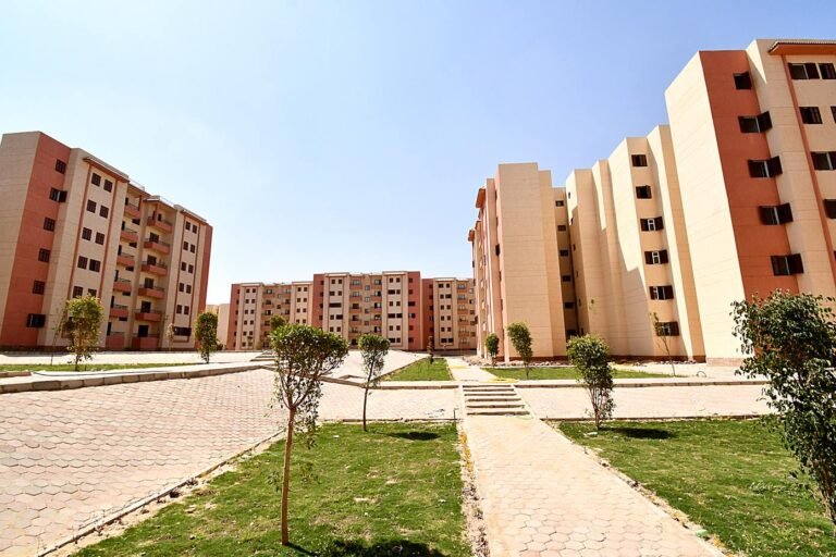 شقه للبيع من المالك مباشره بحدائق اكتوبر بال١١٨٥