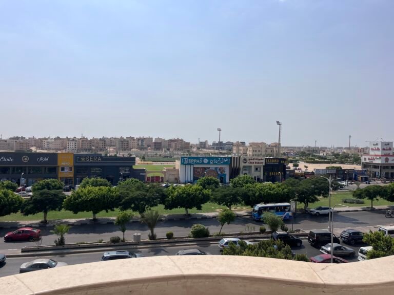 شقه للبيع بالحى الاول مدينه العبور امام نادى العبور مباشره مكونه من ٣ غرف نوم و٢ حمام وريسيبشن ٣ قطع و٦ بلكونات جميعهم يروا النادى